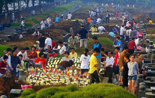 Ein chinesischer Friedhof am Totengedenkfest.