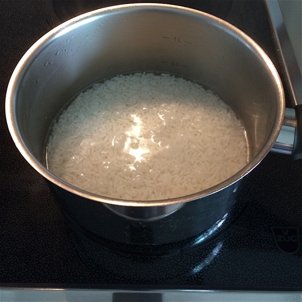 Reis, gewaschen und mit 1 Tasse Wasser